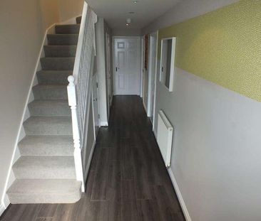 Pascal Crescent, Shinfield, RG2 - Photo 2