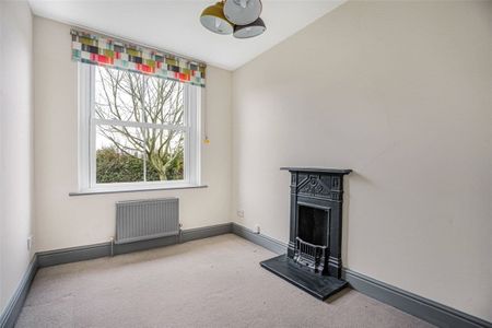 A detached four bedroom family home with outbuildings and off-street parking in Great Missenden. - Photo 5