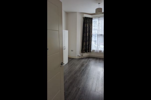 2 Bed Flat, Reighton Road, E5 - Photo 1