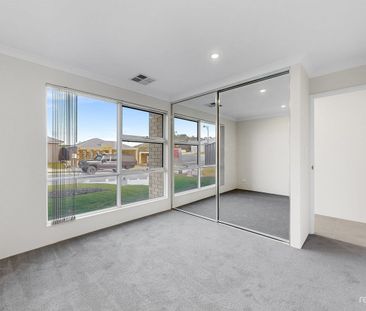 Modern & Low Maintenance – Perfect Nautic Estate Living - Photo 1