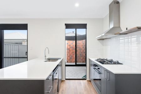 Modern home in new Lakelands. - Photo 4