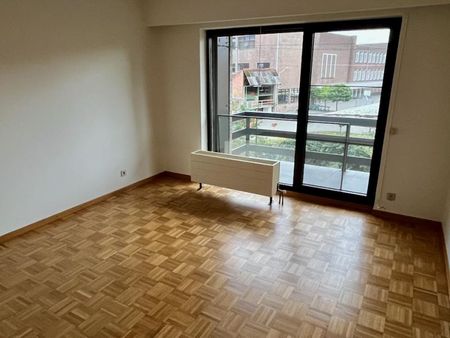 Prachtig gelegen appartement met lift, 2 slpk, terras, berging en autostaanplaats - Photo 3