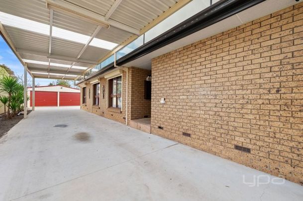 3 BEDROOM & STUDY MASSIVE CARPORT HUGE GARAGE AREA - Photo 1