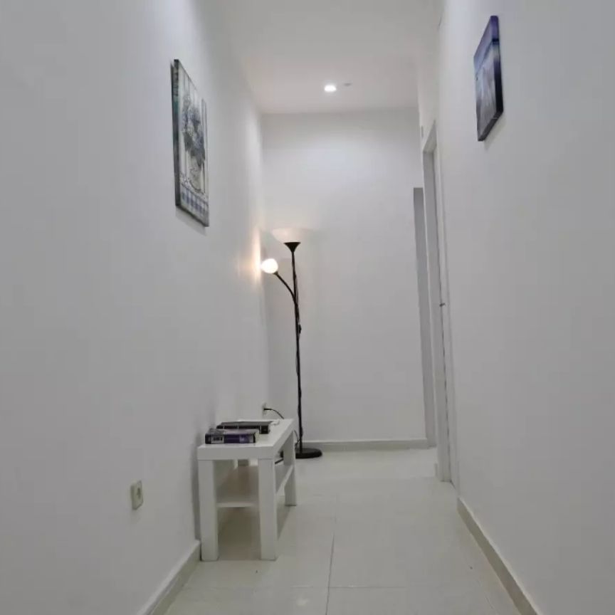 Room in a shared 4-bedroom apartment for rent in Palacio, perfect for singles. - Photo 1