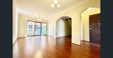 Three-bedroom townhouse in a prime Strathfield South location - Photo 2