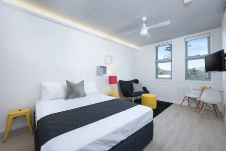 Furnished Luxury Studio Apartment - Photo 3