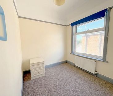 3 bedroom end of terrace house to rent - Photo 2