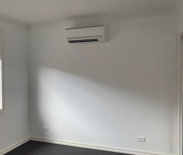 Stunning Townhouse - Photo 3