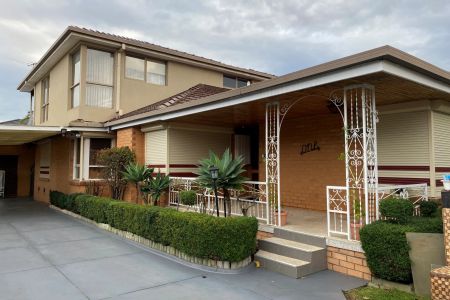 Spacious Living, Double Storey 4 Bedroom Home In A Prime Location!!!! - Photo 2
