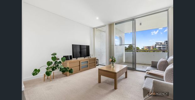 STUNNING APARTMENT IN A GREAT LOCATION - Photo 1
