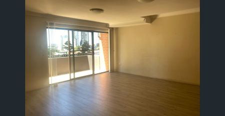 Huge 3 Bedrooms Apartment in the center of Burwood - Photo 2