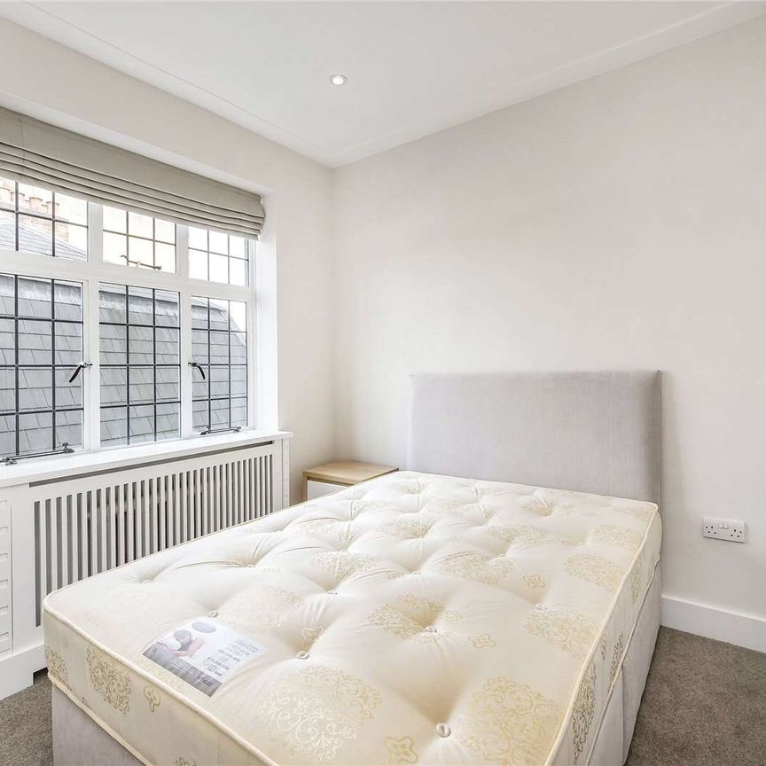 *Maximum occupancy of two sharers* Recently refurbished three bedroom flat in a portered building located at Brompton Cross in the heart of South Kensington. - Photo 1