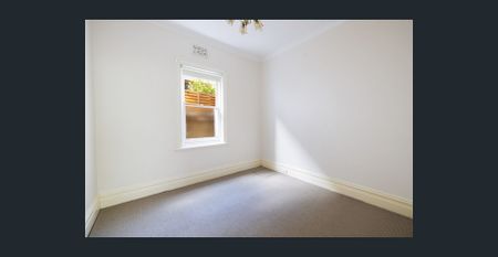 Large freestanding house in desirable tree-lined street - Photo 4