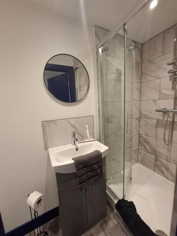 1 bedroom in a house share to rent - Photo 5