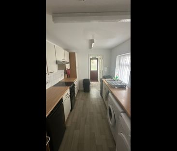 3 Bed Terraced House, Friars Road, E6 - Photo 6