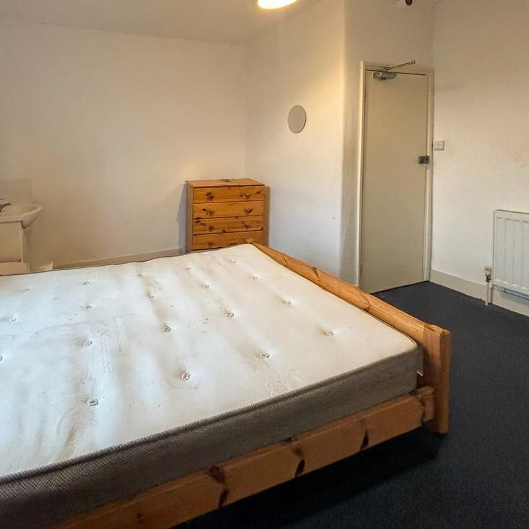 1 bedroom in a house share to rent - Photo 1