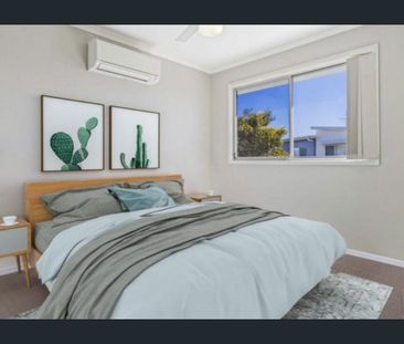 Spacious & Stylish Townhouse Opposite Brightwater Lake - Photo 6