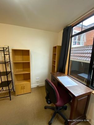 Centrally located boarding house room - Photo 1