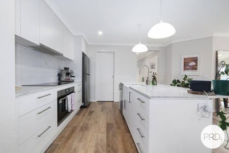 STUNNING 4 BEDROOM HOME! - Photo 2