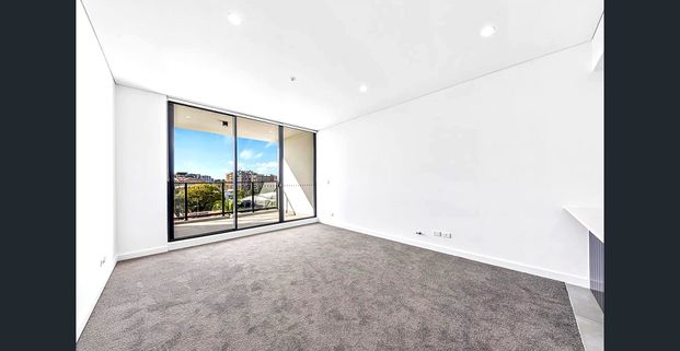 Light-filled apartment with skyline views - Photo 1