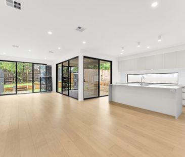 Luxury Living in a Prime Mount Waverley Location - Photo 5