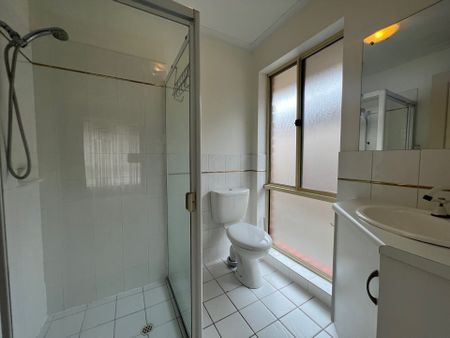 Large 4 Bedroom Home with 2 Living Areas! - Photo 3