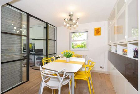 Three-bedroom flat in Battersea, SW11, London - Photo 2