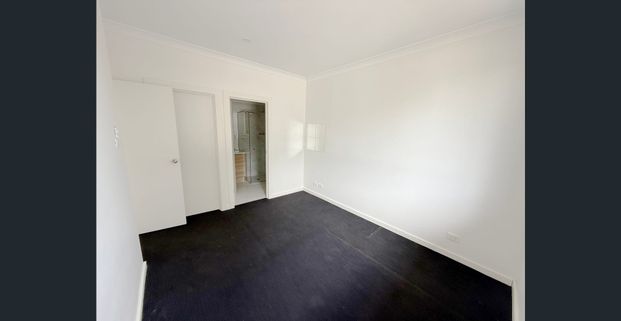 Stylish Lakeview Townhouse - Photo 1