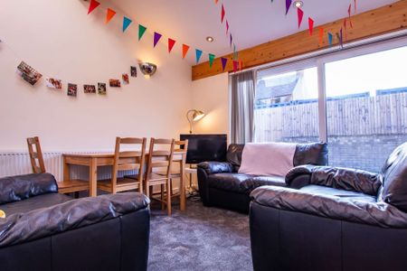Large open-plan living room with contemporary kitchen - Photo 3