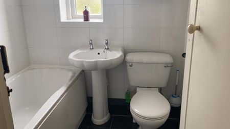 1 bedroom in a house share to rent - Photo 5
