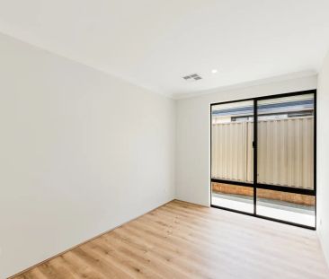 “Spacious Family Home with Dual Kitchens in Prime Hammond Park Loca... - Photo 2