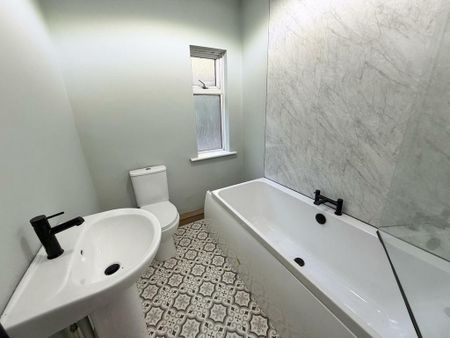 2 bedroom end of terrace house to rent - Photo 3