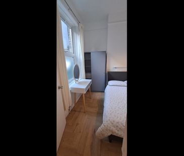 Room in a Shared Flat, Camden High Street, NW1 - Photo 3