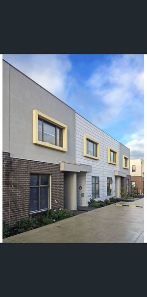 Modern & Spacious 2 Bedroom Townhouse Available! - Photo 1