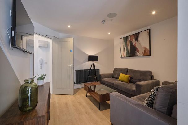 8 bedroom house of multiple occupation to rent - Photo 1