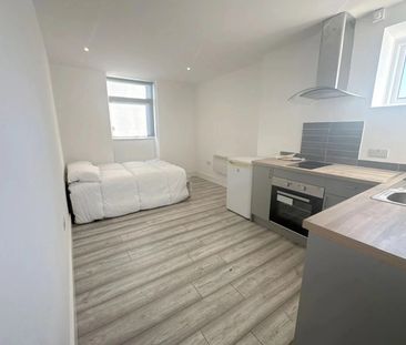 1 Bed Flat, Dunstable Road, LU4 - Photo 2