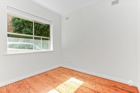 Characterful apartment in peaceful setting - Photo 4