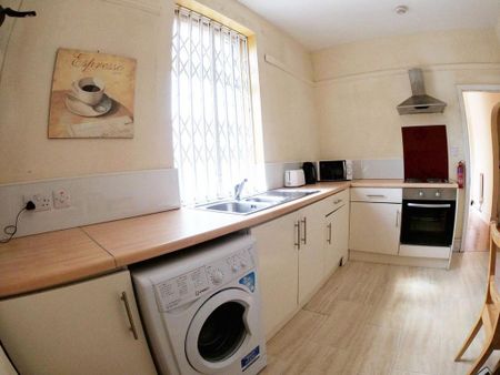 1 bedroom in a house share to rent - Photo 5