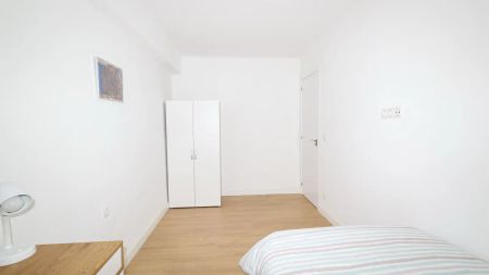 Room in a shared 5-bedroom apartment for rent in Ciutat Jardí - Photo 4