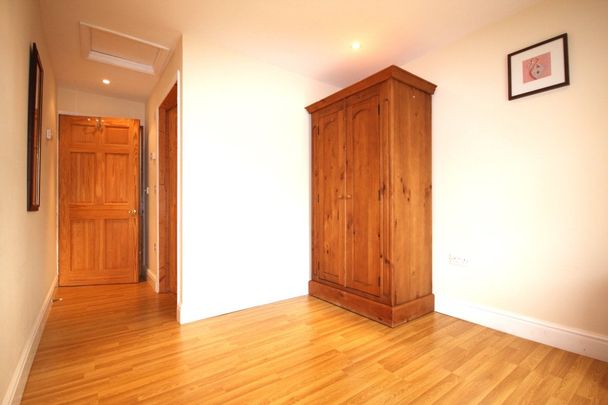 Dallygate - Photo 1