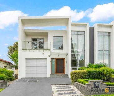 Luxury 5 Bedroom Duplex in Prime Eastwood Location - Photo 5
