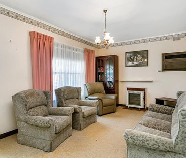 Spacious Family Home Close to West Lakes Shopping - Photo 1