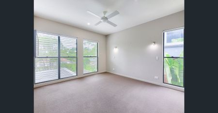 Spacious Executive in Blue Ribbon Precinct! - Photo 3