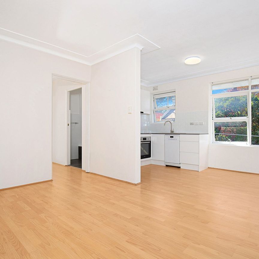 BRIGHT TOP FLOOR APARTMENT IN UNBEATABLE LOCATION - Photo 1