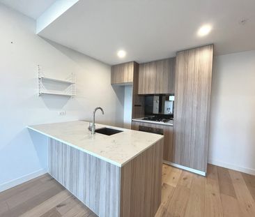 STUNNING TWO BEDROOM APARTMENT WITH COURTAYRD - Photo 1