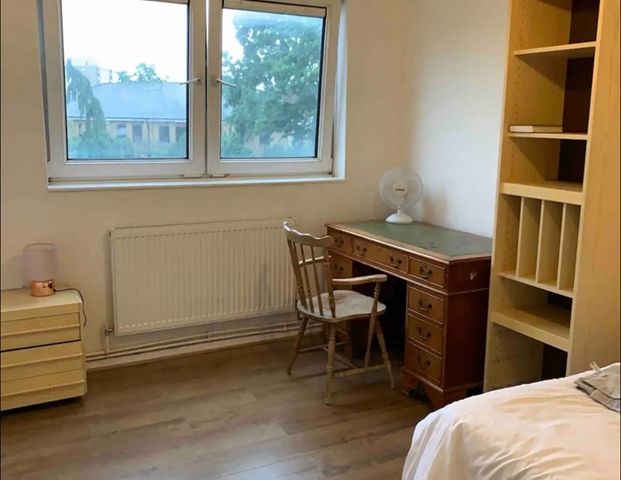 Room in a Shared Flat, Tilford Gardens, SW19 - Photo 1