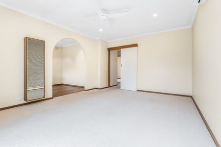 Charming 2-Bedroom Unit - Photo 2