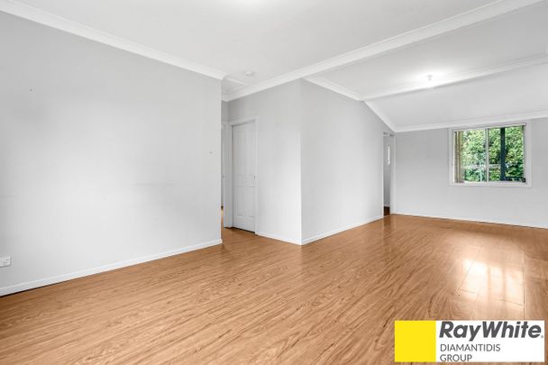 CONVENIENTLY LOCATED FAMILY HOME! - Photo 1