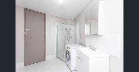 Bright, Modern Ground Floor Unit - Photo 5