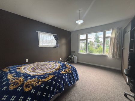 Spacious Living - Photo 4